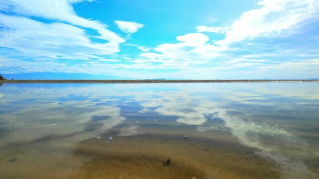 海と空が反射する香川県の父母ヶ浜