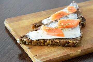 sandwich with wholegrain bread, cream cheese and slices of smoked salmon