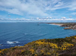 La presqu'île de Crozon est située dans le Finistère en face de Brest. Elle est englobée en totalité dans le parc naturel régional d'Armorique et les espaces maritimes qui l'entourent sont en partie e