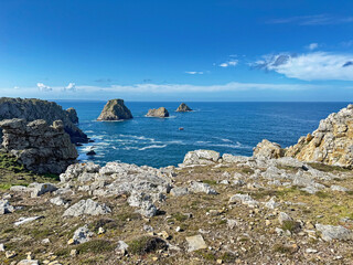 La presqu'île de Crozon est située dans le Finistère en face de Brest. Elle est englobée en totalité dans le parc naturel régional d'Armorique et les espaces maritimes qui l'entourent sont en partie e