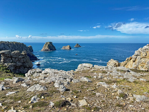 La presqu'&icirc;le de Crozon est situ&eacute;e dans le Finist&egrave;re en face de Brest. Elle est englob&eacute;e en totalit&eacute; dans le parc naturel r&eacute;gional d'Armorique et les espaces maritimes qui l'entourent sont en partie e