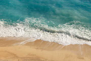 Peaceful Shoreline with Turquoise Waves and Golden Sand, Turkuaz Dalgalar ve Altın Kumlarla Huzurlu Sahil
