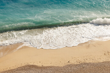 Peaceful Shoreline with Turquoise Waves and Golden Sand, Turkuaz Dalgalar ve Altın Kumlarla Huzurlu Sahil