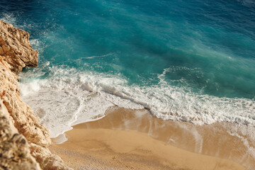 Peaceful Shoreline with Turquoise Waves and Golden Sand, Turkuaz Dalgalar ve Altın Kumlarla Huzurlu Sahil