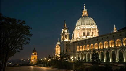 Fototapeta premium Oświetlony zabytkowy budynek nocą na tle ciemnego nieba.