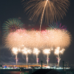 大阪・関西万博の会場近くで打ち上げられた花火