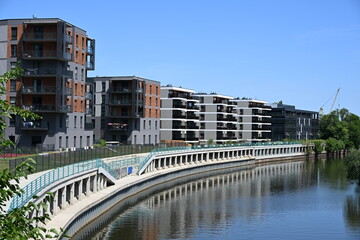 nowoczesne osiedle mieszkalne balkony nad kanałem Odra Wrocław © Miroslaw