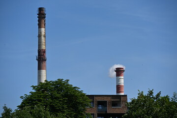 elektrociepłownia Wrocław Polska miasto kominy czerwono białe dym © Miroslaw