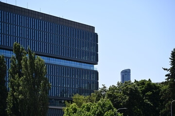 Budynek biurowy szło okna nowoczesny sky tower w tle Wrocław Polska © Miroslaw