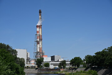 elektrociepłownia Wrocław Polska miasto kominy czerwono białe dym