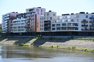 nabrzeże rzeki Odra we Wrocławiu błyszczący budynek