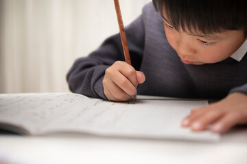 勉強する子供