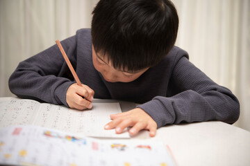 勉強する子供
