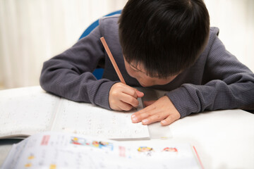勉強する子供