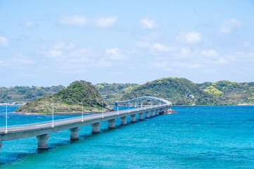 Fototapeta premium 角島大橋、美しい海にかかる橋、山口県の絶景スポット