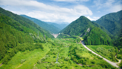Naklejka premium 日本の富山県東部を流れる小川上流の朝日小川ダム周辺の風景