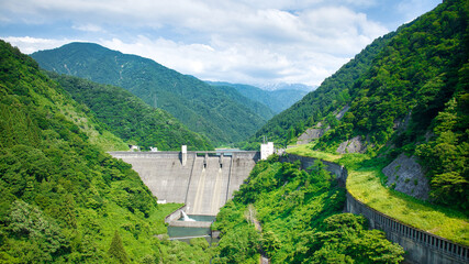 日本の富山県東部を流れる小川上流の朝日小川ダム周辺の風景