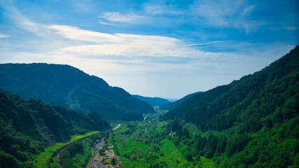 日本の富山県東部を流れる小川上流の朝日小川ダム周辺の風景