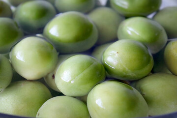 Fresh green plums in water. fruit background and texture