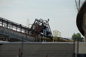 Naklejka premium This is a large industrial factory that features numerous pipes and multiple staircases for various operational purposes within the facility