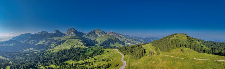 Obraz premium Blick ins Gantrischgebiet, Gurnigel, Kanton Bern, Schweiz, Luftaufnahme, Juni 2025