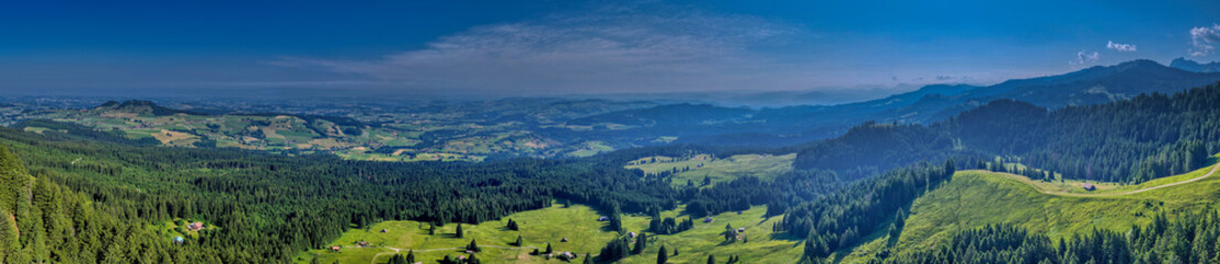 Obraz premium Blick ins Gantrischgebiet, Gurnigel, Kanton Bern, Schweiz, Luftaufnahme, Juni 2025