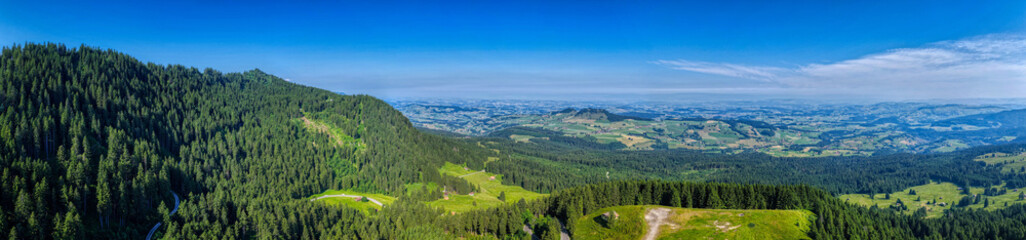 Obraz premium Blick ins Gantrischgebiet, Gurnigel, Kanton Bern, Schweiz, Luftaufnahme, Juni 2025