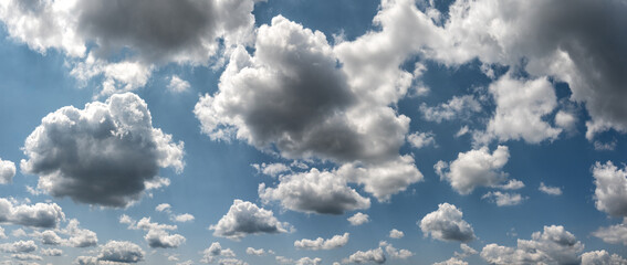 Weiße Wattewolken am blauen Himmel