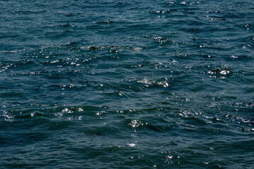 reflets lumineux du soleil sur les vagues