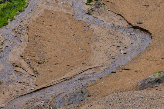 graphisme cr&eacute;&eacute; par la mar&eacute;e sr le sable de la plage