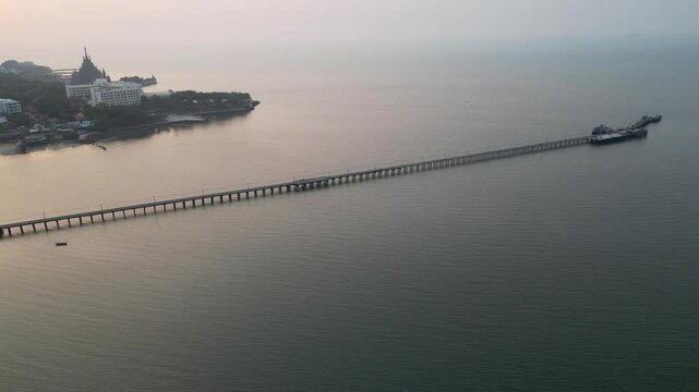 태국 파타야 북부의 나끌루아 바닷가 풍경, 진리의 성전, 작은 방파제들과 어선들