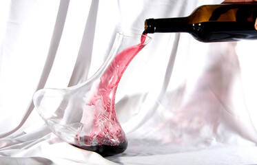 Decantando el vino tinto para su consumo airear el vino