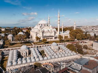 Naklejka premium Big ancient mosque with four minarets in front of panoramic cityscape on sunny day, Istanbul, Türkiye