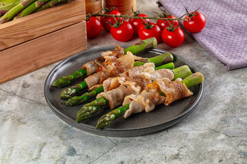 Boiled asparagus with roasted bacon