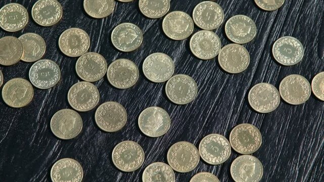 5 Rappen M&uuml;nzen, F&uuml;nfrappenst&uuml;ck, die Schweizer Kleingeld Kursm&uuml;nze mit dem geringsten Nominalwert von 1/20 Schweizer Franken, eine Legierung aus Kupfer, Aluminium und Nickel