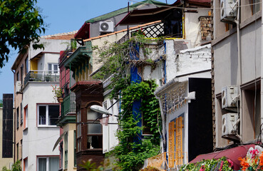 Fototapeta premium Colorful Balat houses brighten Istanbul’s historic neighborhood