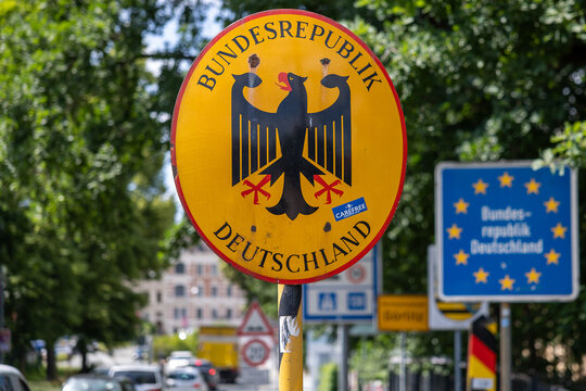 Grenzschild mit dem Bundesadler und der Aufschrift &bdquo;Bundesrepublik Deutschland&ldquo;. 