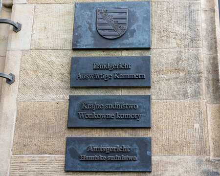 Detailansicht der Beschilderung am Gerichtsgeb&auml;ude in Bautzen mit Hinweisen auf das Amtsgericht sowie die ausw&auml;rtigen Kammern des Landgerichts G&ouml;rlitz. 