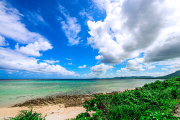  透き通るエメラルドグリーンが輝く石垣島のALOALOビーチ