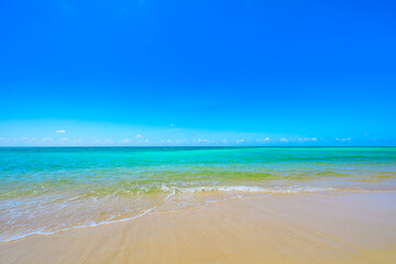  石垣島の透明度抜群のターコイズブルーが広がる平久保ビーチ　青空とエメラルドグリーンの海