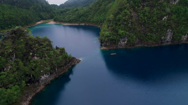 Cinco Lagos &ndash; Vista a&eacute;rea en dron del Parque Nacional Lagunas de Montebello, Chiapas