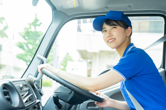 ドライバーの若い女性