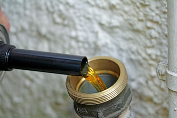 Allow the heating oil additive to flow into the tank via the filler neck