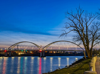 Obraz premium Beautiful sunset view of the famous Broadway Street Bridge in downtown Little Rock