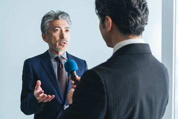 インタビューを受けるエグゼクティブ男性ビジネスパーソン