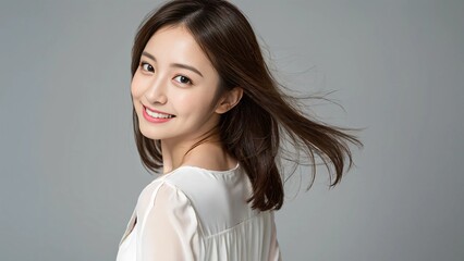 振り返り笑顔を見せる清楚な若い女性