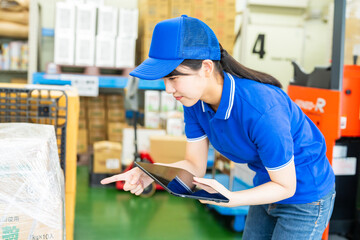 荷物を管理する若い女性