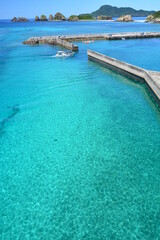 沖縄・阿嘉島の綺麗な海と船
