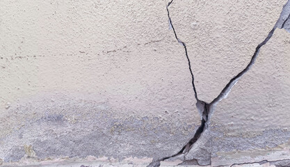 Concrete columns have cracks caused by poor quality structures.