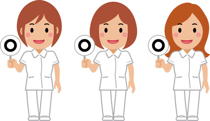 正解の札を上げる白い制服の女性看護士